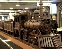 33-метровый паровоз из шоколада появился на Южном вокзале Брюсселя