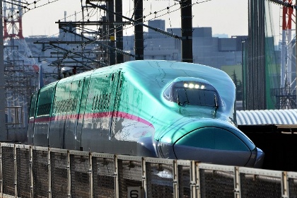В Японии из-за снегопада сошел с рельсов скоростной поезд