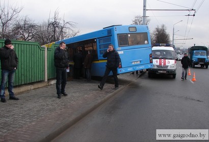 ЧП: В Гродно автобус с пассажирами пересек встречную полосу и врезался в забор частного дома (фото ,видео)