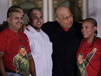 Сторонники Чавеса в знак его поддержки побрились наголо