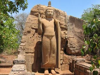 На Шри-Ланке французских туристов осудили за поцелуй статуи Будды