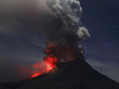 Извержение вулкана Синабунг в Индонезии: 11 погибших