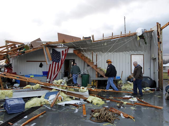Растет число жертв мощных торнадо в США: 28 погибших, объявлено чрезвычайное положение (Видео)