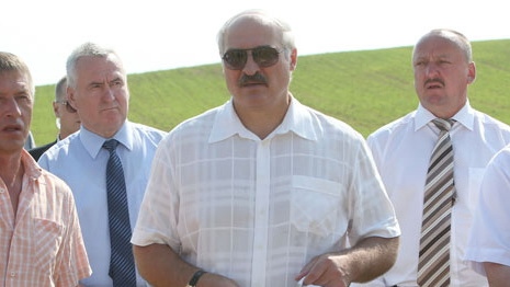 Лукашенко обещает поднять зарплаты чиновникам