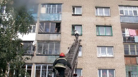 В Витебске 90-летняя женщина зависла за окном четвертого этажа