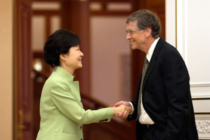 Билл Гейтс оскорбил корейцев рукой в кармане