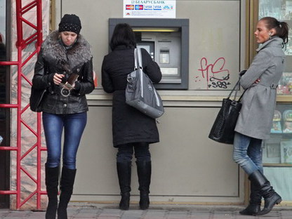 Беларусбанк запретил снимать с карточек больше 50 долларов в день