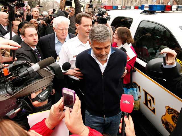 Джордж Клуни арестован на митинге протеста