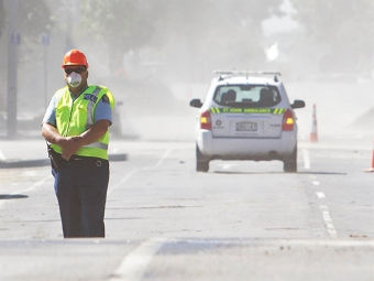 Разрушенный землетрясением новозеландский город накрыло облако пыли