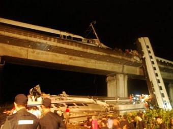 Число жертв столкновения поездов в Китае выросло до 35, ранены 210