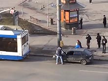 В Питере водитель привязал«восьмерку» к троллейбусу, чтобы завести: авто уехало без него и попало в ДТП (ВИДЕО)