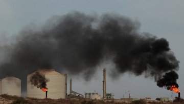 Противники Каддафи захватили нефтяной терминал порта Рас-эль-Ануф