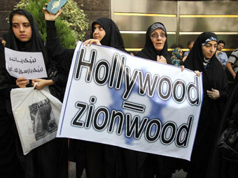 Иранцы вышли протестовать против США к швейцарскому посольству