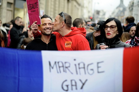 Закон об однополых браках вступил в силу во Франции