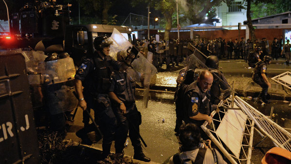 Полиция Рио-де-Жанейро разогнала протестующих против визита Папы