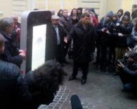 В Санкт-Петербурге память Стива Джобса увековечили гигантским айфоном