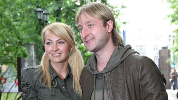 Рудковская и Плющенко подали в суд на журнал, назвавший их брак пиаром