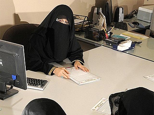В Саудовской Аравии женщин допустили во власть, но спрятали за ширмой