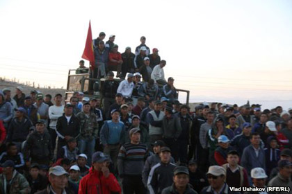 На севере Киргизии введено чрезвычайное положение из-за беспорядков