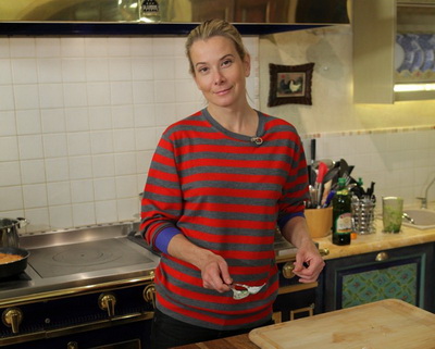 Юлия Высоцкая, впервые после трагедии с дочерью, выпустила кулинарную книгу