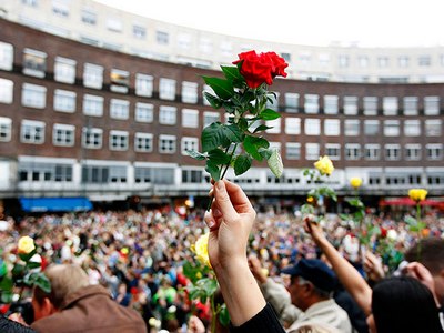 Тысячи людей вышли на улицы Норвегии, чтобы почтить память погибших (Фото)