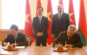 Беларусь и Вьетнам подписали 10 коммерческих контрактов на $100 млн.