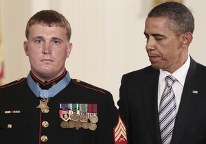 Обама вручил высшую награду США солдату, спасшему 36 человек
