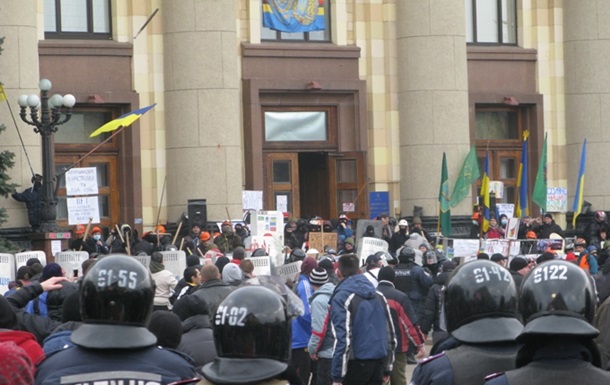 «Сейчас они стоят на коленях». Из харьковской ОГА выбили сторонников Майдана