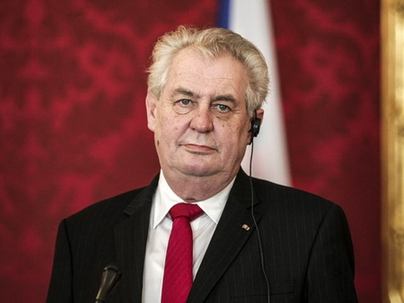 Президент Чехии призвал правительство уйти  после скандала со взятками и килограммами золота