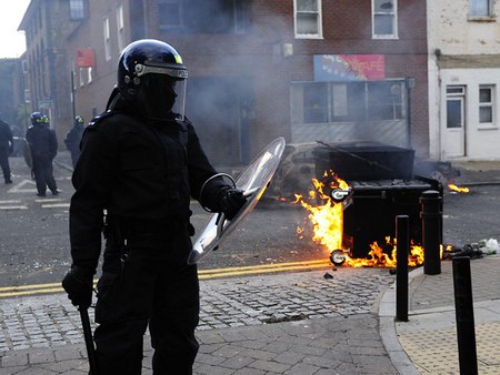 В Великобритании беспорядки перекинулись на третий город - Ливерпуль (Фото+видео)