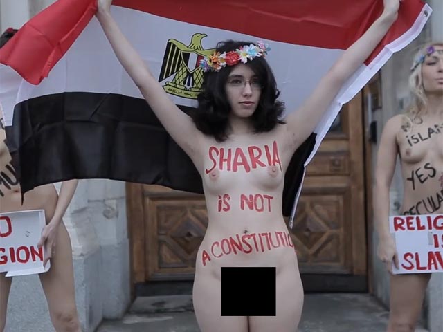 Активистки Femen сказали нет шариатской конституции в Египте, оголившись полностью (ВИДЕО)