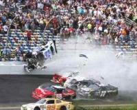 Трагедия на гонках NASCAR в Дайтоне: 28 зрителей пострадали в аварии на финише гонки (Видео)