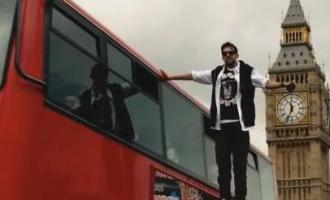 Сеанс левитации в центре Лондона: знаменитый иллюзионист «летал» у окна автобуса (Видео)