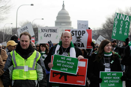 Тысячи американцев вышли на марш против оружия