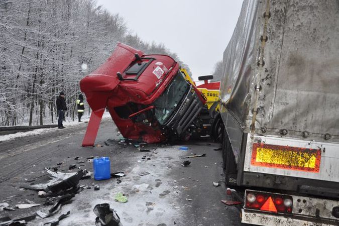 В Польше белорусская фура встала поперек дороги - в нее врезались еще три машины