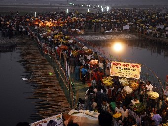 В результате давки на индийском празднике погибли 18 человек