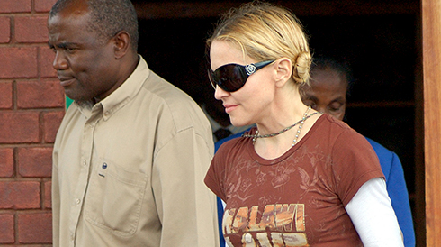 Мадонне не разрешили усыновить ребенка из Малави .