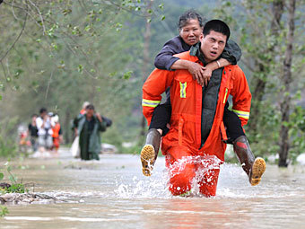 В Китае из-за мощного тайфуна эвакуировали 2 миллиона жителей