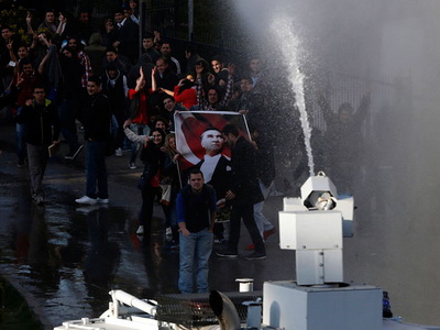 В Турции водометами разогнали недовольных итогами муниципальных выборов (Фото)