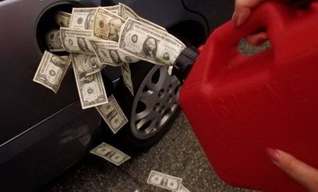 Бензин в Беларуси привязали к доллару