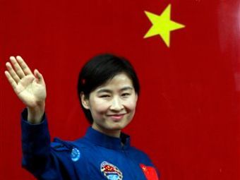 Китай отправил на орбиту первую тайконавтку