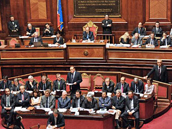 Сенат Италии проголосовал за антикризисный план Берлускони