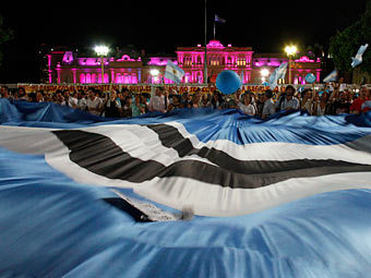 Аргентинцы устроили массовые протесты против третьего срока президента (Фото+видео)