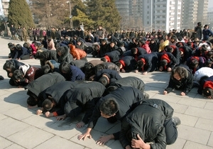 Тысячи граждан КНДР пришли на церемонию прощания с Ким Чен Иром